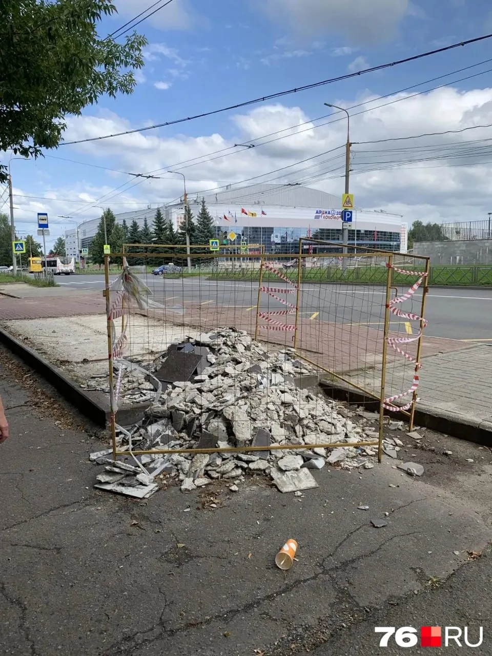 Остановка возле больницы демонтирована весной 2026 года; к августу её отсутствие вызывает вопросы.