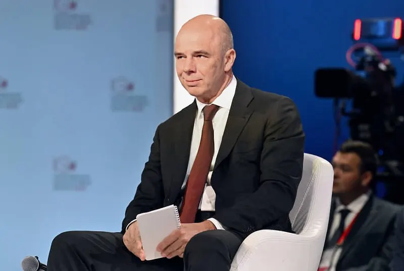 Глава Минфина Антон Силуанов сообщил, что бюджет обеспечен ресурсами, обязательства будут исполнены. По данным на начало 2026 года дефицит достиг примерно 6,46 триллиона рублей (около 2,8% ВВП).