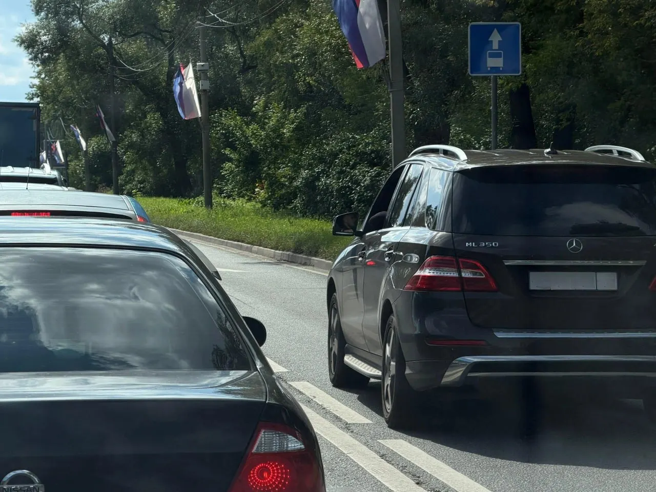 На проспекте Авиаторов в Ярославле зафиксированы случаи игнорирования выделенной полосы для общественного транспорта; власти заверяют, что полоса помечена знаками и нарушения фиксируются.