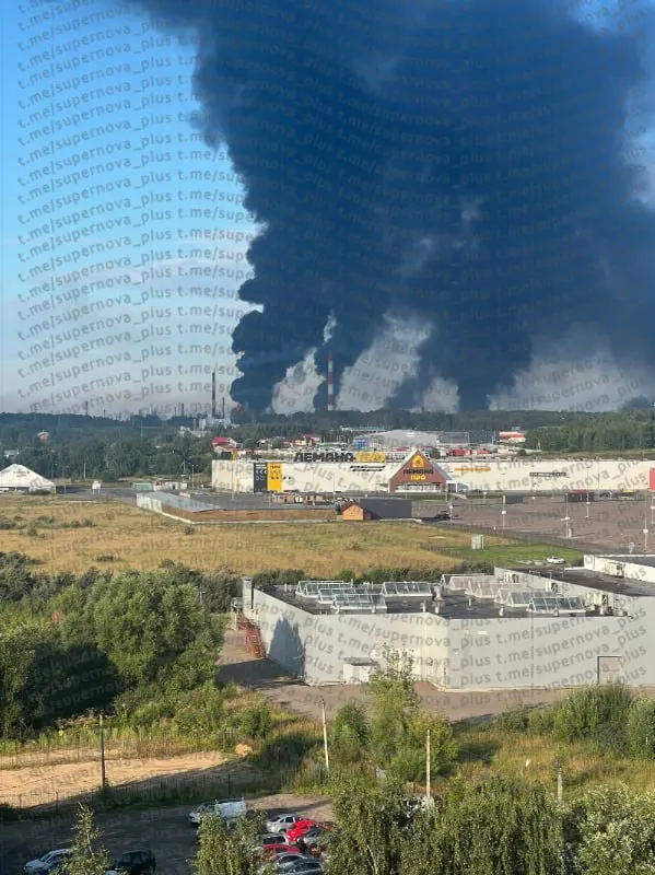 В Ярославле после атаки беспилотников загорелся НПЗ «Славнефть-ЯНОС». Власти сообщили об отражении атаки и ограничении движения на выезде из города.