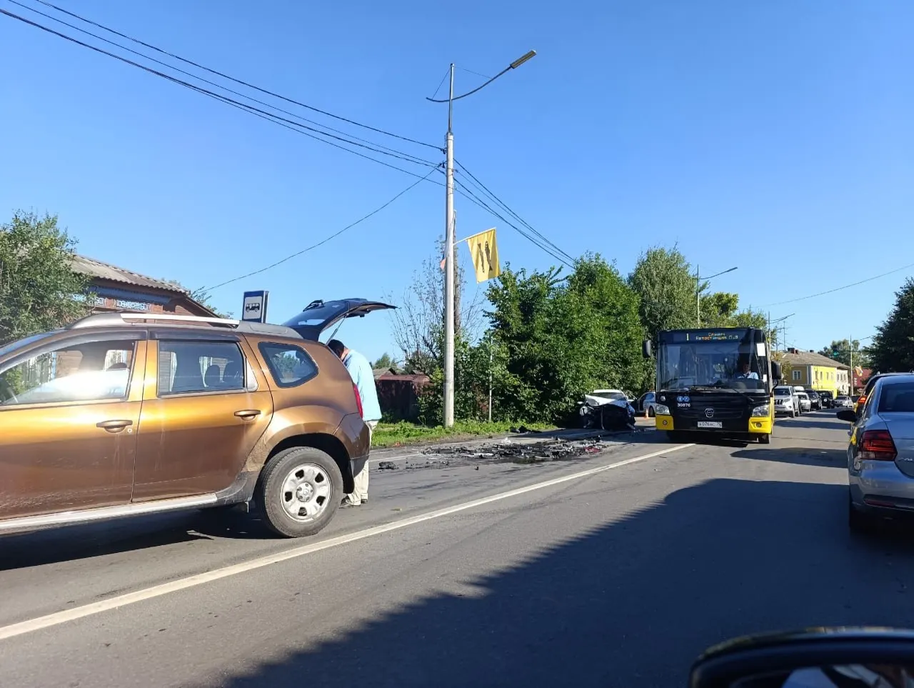 На трассе М-8 под Переславлем столкнулись автомобили Лада-Гранта и Kia Cerato; три человека погибли, ещё двое получили ранения.