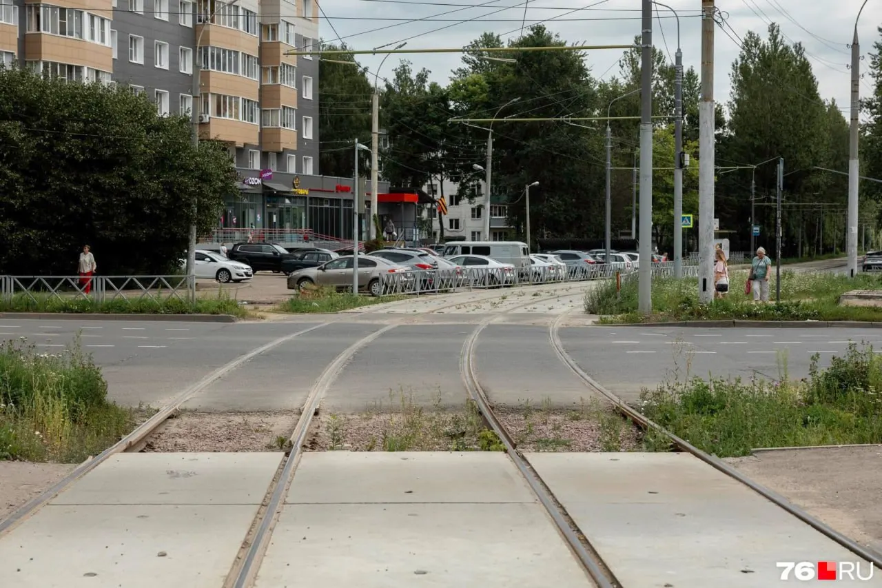Министерство транспорта объяснило, что поверхность ржавчины образуется из-за окисления железа с воздухом и не является дефектом, не влияющим на эксплуатацию путей.