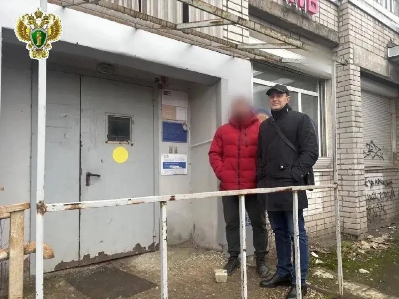 Ярославский бодибилдер по поручению знакомого спортсмена отправлял партии запрещённых веществ в Архангельск. Одна посылка была получена в Соломбальском округе, вторую задержали до передачи полиции. Спортсмен признал вину, ему грозит до восьми лет.