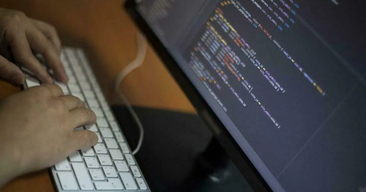 Мошенники запускают фишинговую платформу для учителей накануне начала учебного года, утверждая, что платформа от Минпросвещения и нужна для учёта успеваемости. Регистрация через Госуслуги приводит к утечке персональных данных.