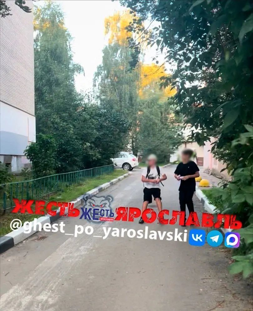 Горожане сообщают о том, что дети возле торгового центра бросают водяные шарики в прохожих. Это может повредить одежду и технику, поэтому горожане призывают к разумному поведению.
