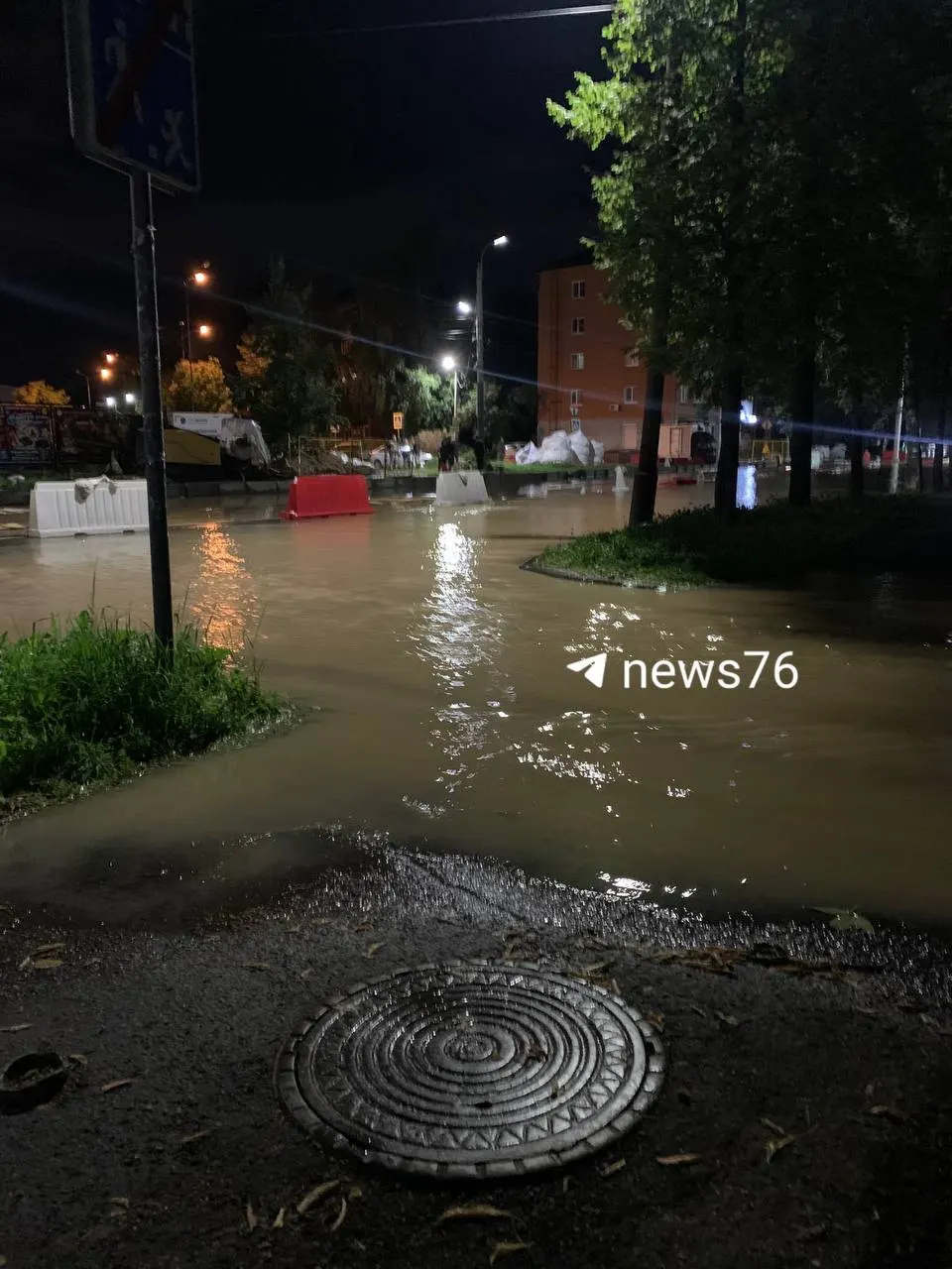 Затопление улицы Чкалова на&nbsp;Пятерке в&nbsp;Ярославле: вода достигла дворов возле манежа