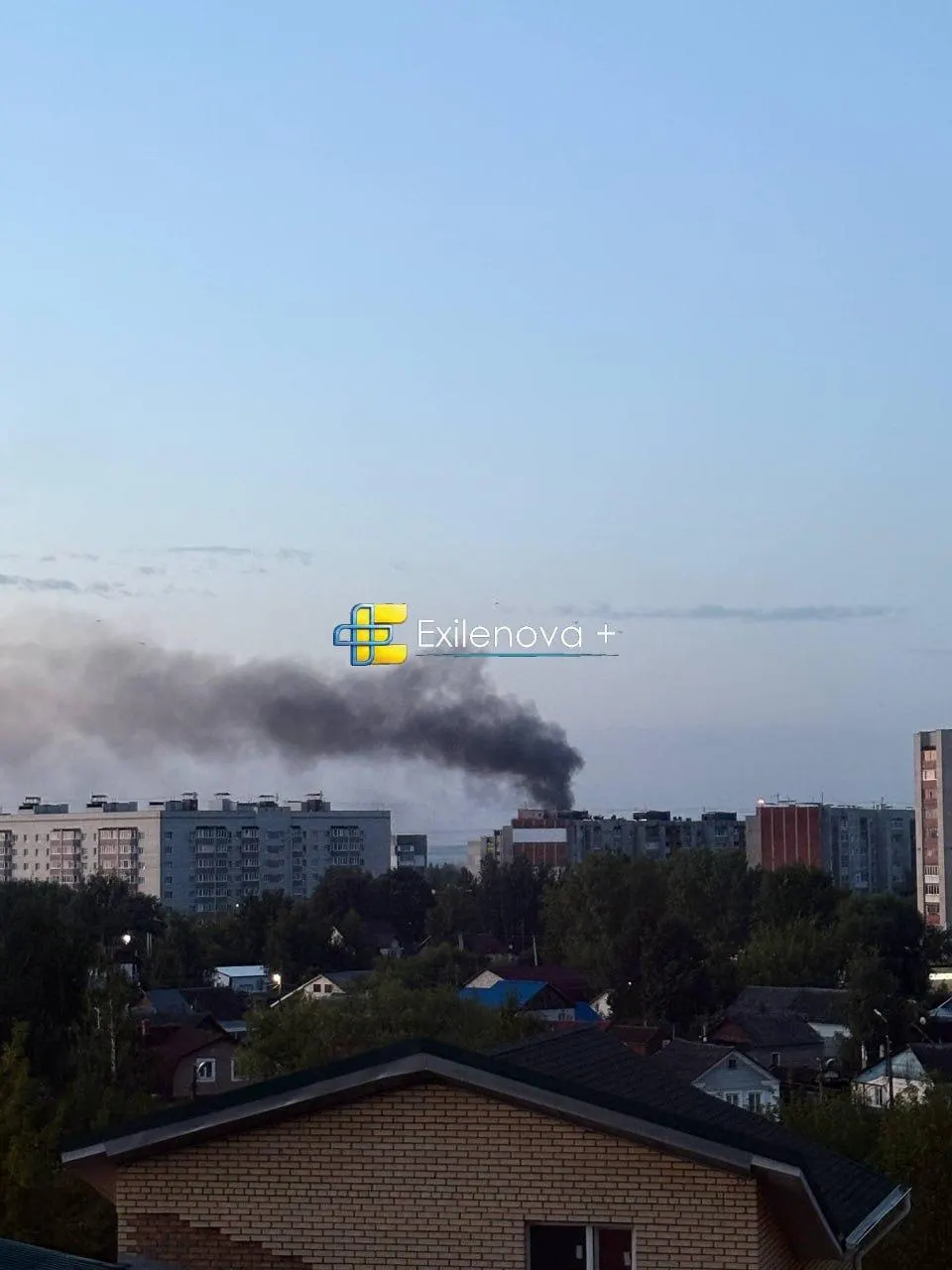 В Ярославле зафиксированы инциденты с беспилотниками и атака на НПЗ «Славнефть-ЯНОС», сопровождавшиеся дымом и локальными ограничениями движения.