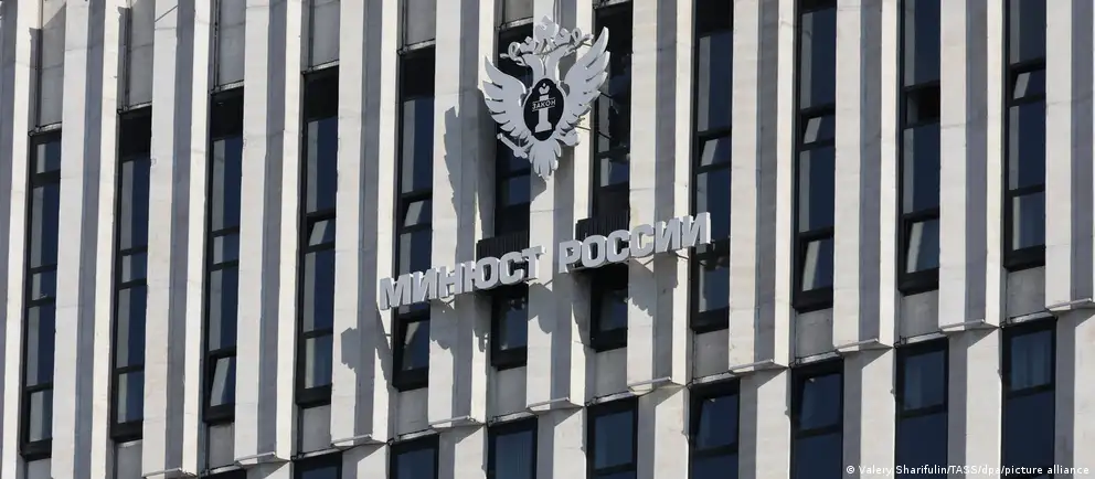 Минюст РФ добавил шесть организаций в перечень нежелательных, включая Фонд защиты прав человека под руководством Юлии Навальной, антивоенные проекты, исследовательские центры и диаспоры.