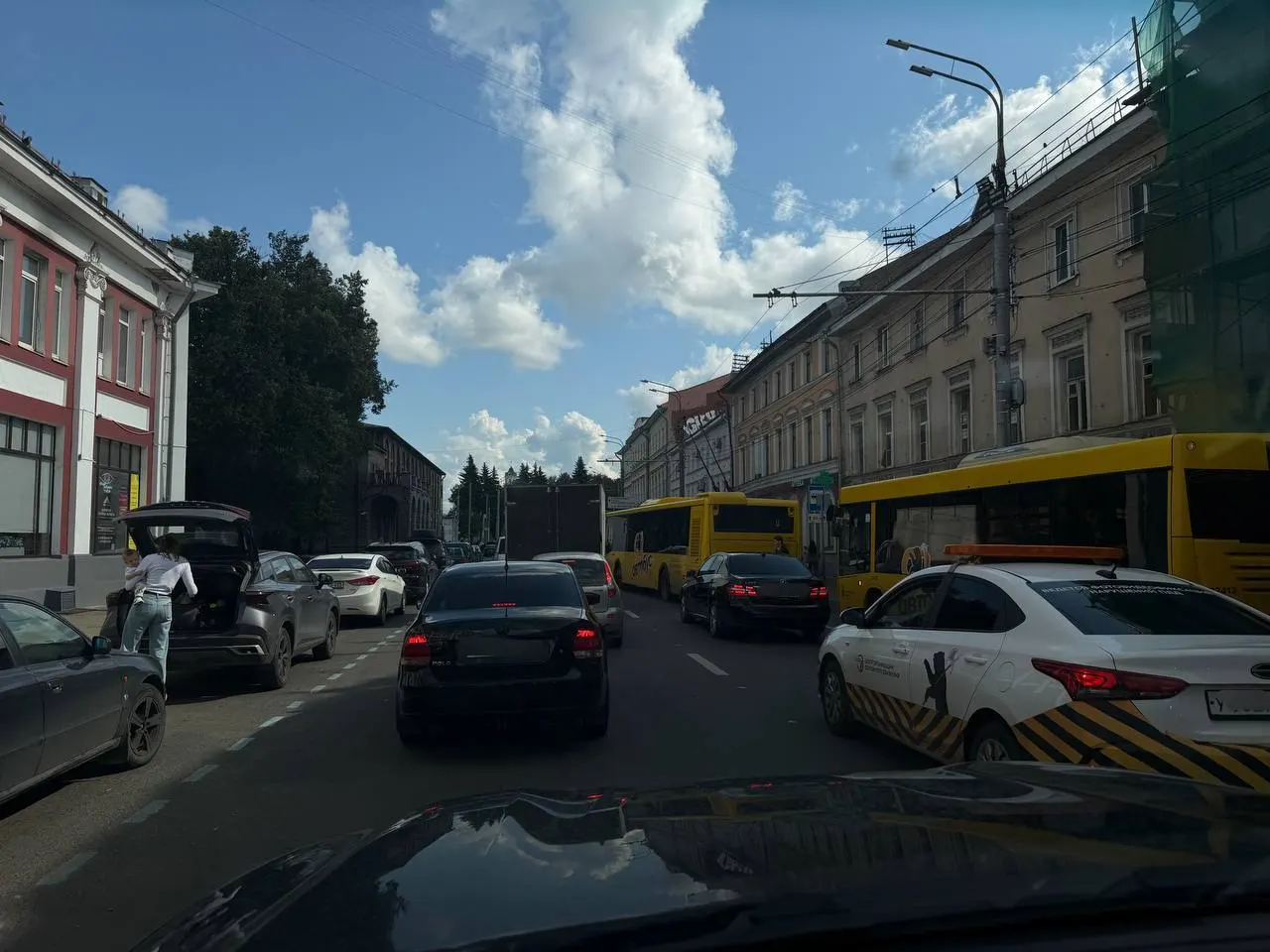 В Ярославле зафиксированы сбои на троллейбусной сети и заторы на основных магистралях: проблемы на Богоявленской площади и пробки на Комсомольской, связь сохраняется.