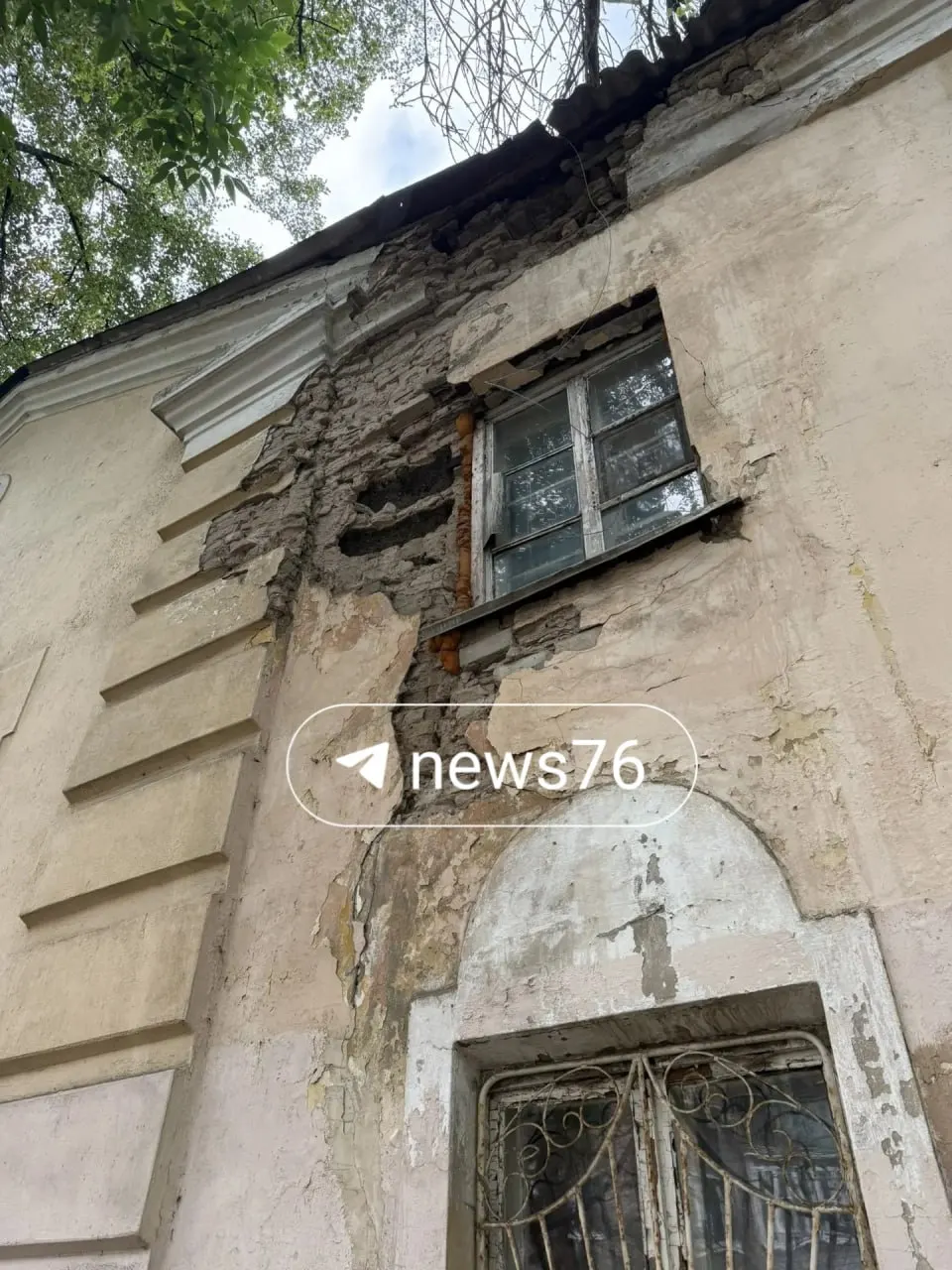 Дом №81 в центральном районе признан аварийным, расселен и частично отключен от коммуникаций; территория ограждена ради безопасности, предстоит застройка.