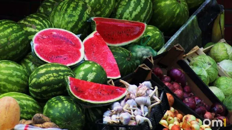 Разрезанные арбузы и дыни могут быстро заражаться микроорганизмами в местах повреждений. Покупайте плоды только в официальных торговых точках, соблюдайте санитарные нормы.