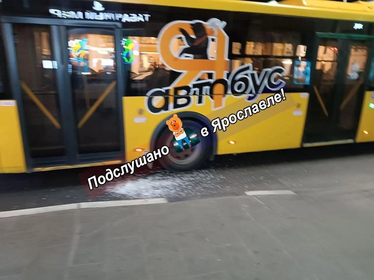На маршруте №8 на остановке «Улица Первомайская» пассажир ударил стекло передней двери, ранившего осколками мужчину; пострадавшему оказали помощь.