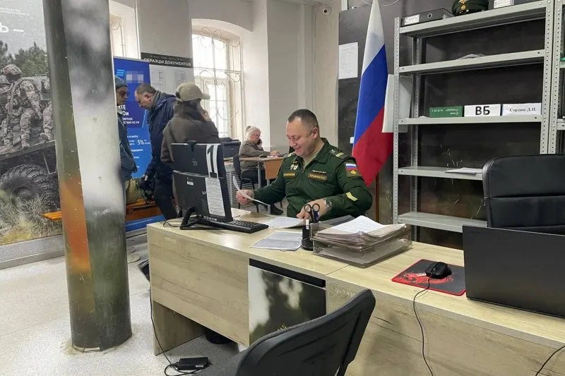 Официальные лица заявляют об отсутствии планов мобилизации, эксперты считают, что публикации в СМИ продолжают давление на общество.