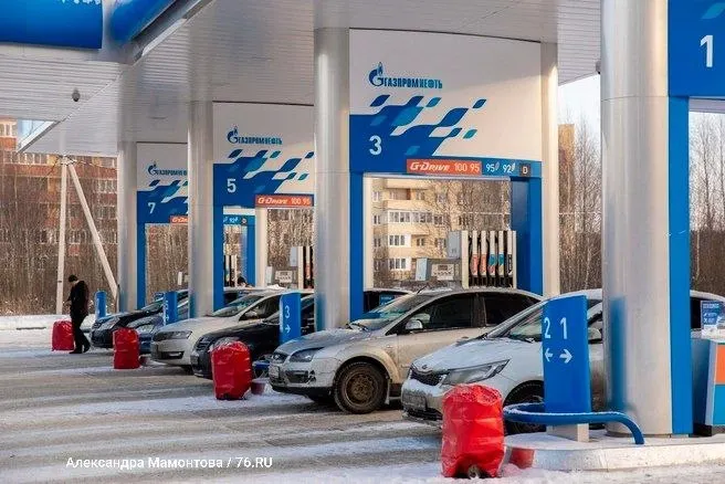 Газпромнефть сняла лимиты на заправках в Петербурге, Ленобласти и ещё в Москве, а также в девяти регионах — клиенты смогут заправлять любой объём топлива с оплатой после заправки.