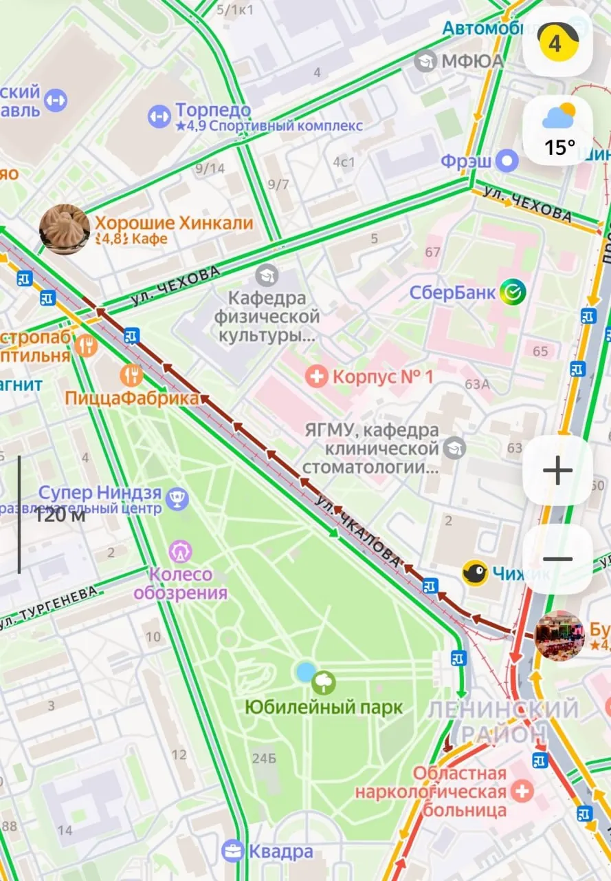 У Юбилейного парка на улице Чкалова образовалась крупная пробка; участок на карте помечен бордовым.