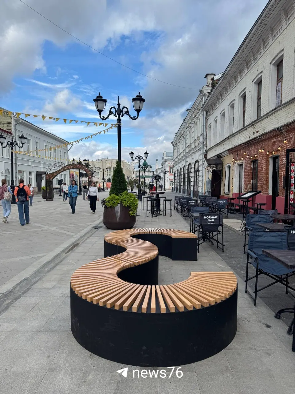 В центре города появились новые лавочки, необычные скамейки и элементы уличного искусства, а зелени стало заметно больше.