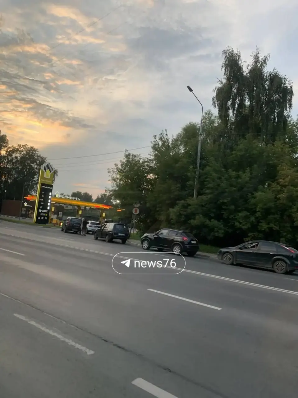На одной из заправок города выстроилась длинная очередь за топливом; местные жители делятся наблюдениями.