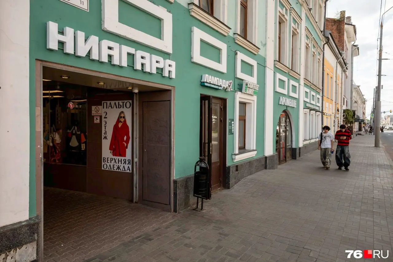 Центральный ТЦ «Ниагара» в Ярославле переживает изменения в эпоху онлайн-торговли. Разбираемся, чем сегодня живет площадка и что она предлагает посетителям.