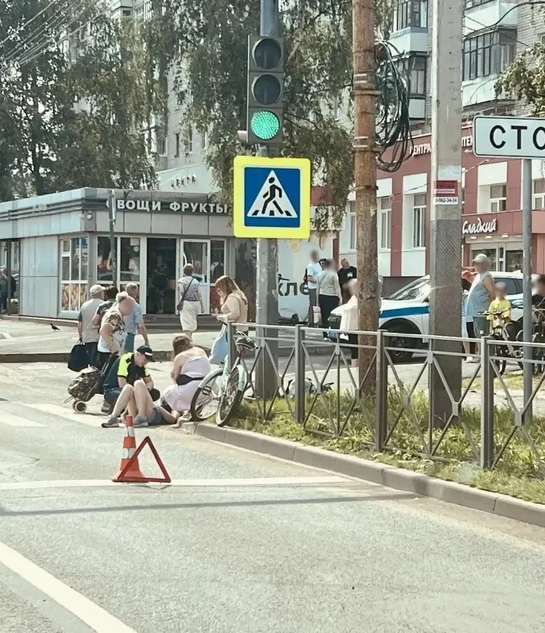 48-летняя велосипедистка получила травмы после столкновения с автобусом на проспекте Машиностроителей. Ее передали бригаде скорой помощи, обстоятельства происшествия уточняются.