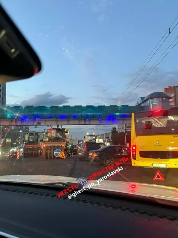 На Московском проспекте Ярославля образовалась пробка; авария перекрыла часть проезда, движение затруднено.