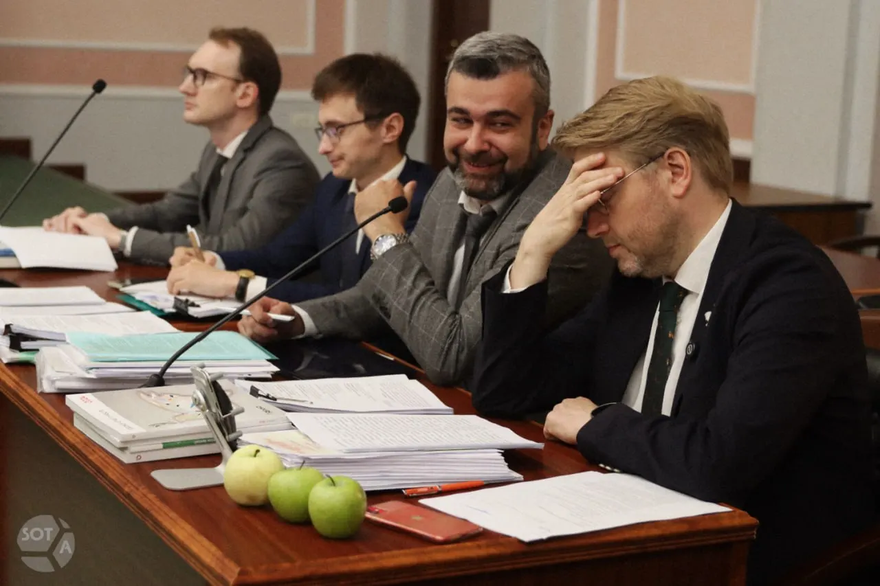 Юрист представил в Верховном суде требования к политической партии, охватывая вопросы агитации в сетях, нарушения авторских прав и спорные элементы предвыборной программы.