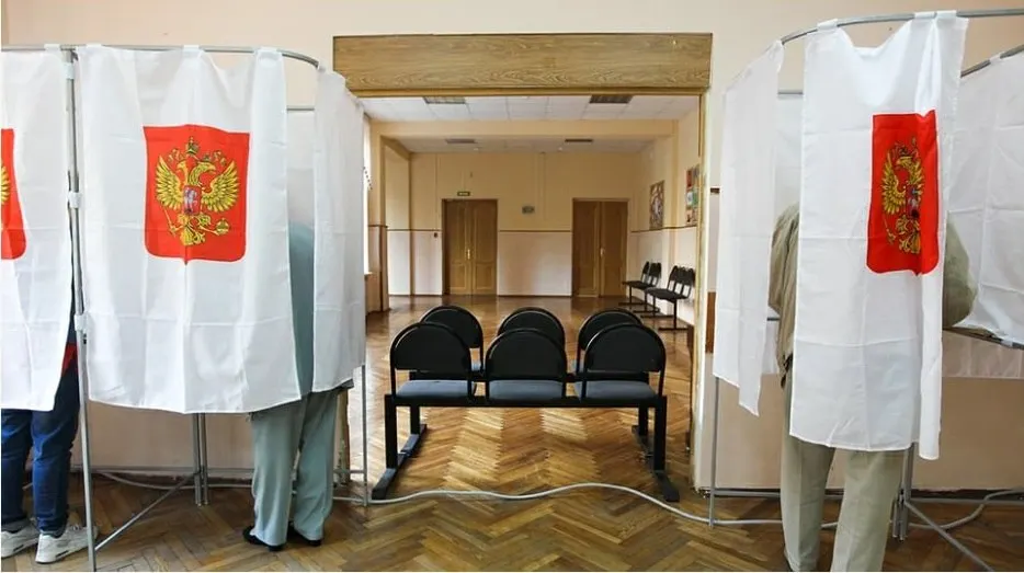 Документ призывает наблюдателей выступать в роли помощников участковых комиссий и фиксировать нарушения; это вызывает сомнения в эффективности проекта и прозрачности процесса.
