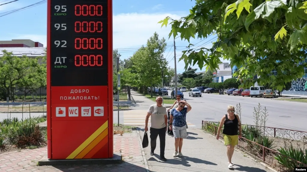 В Геленджике и соседних населённых пунктах бензин кончился на заправках, очереди растут, власти вводят ограничения на отпуск топлива.