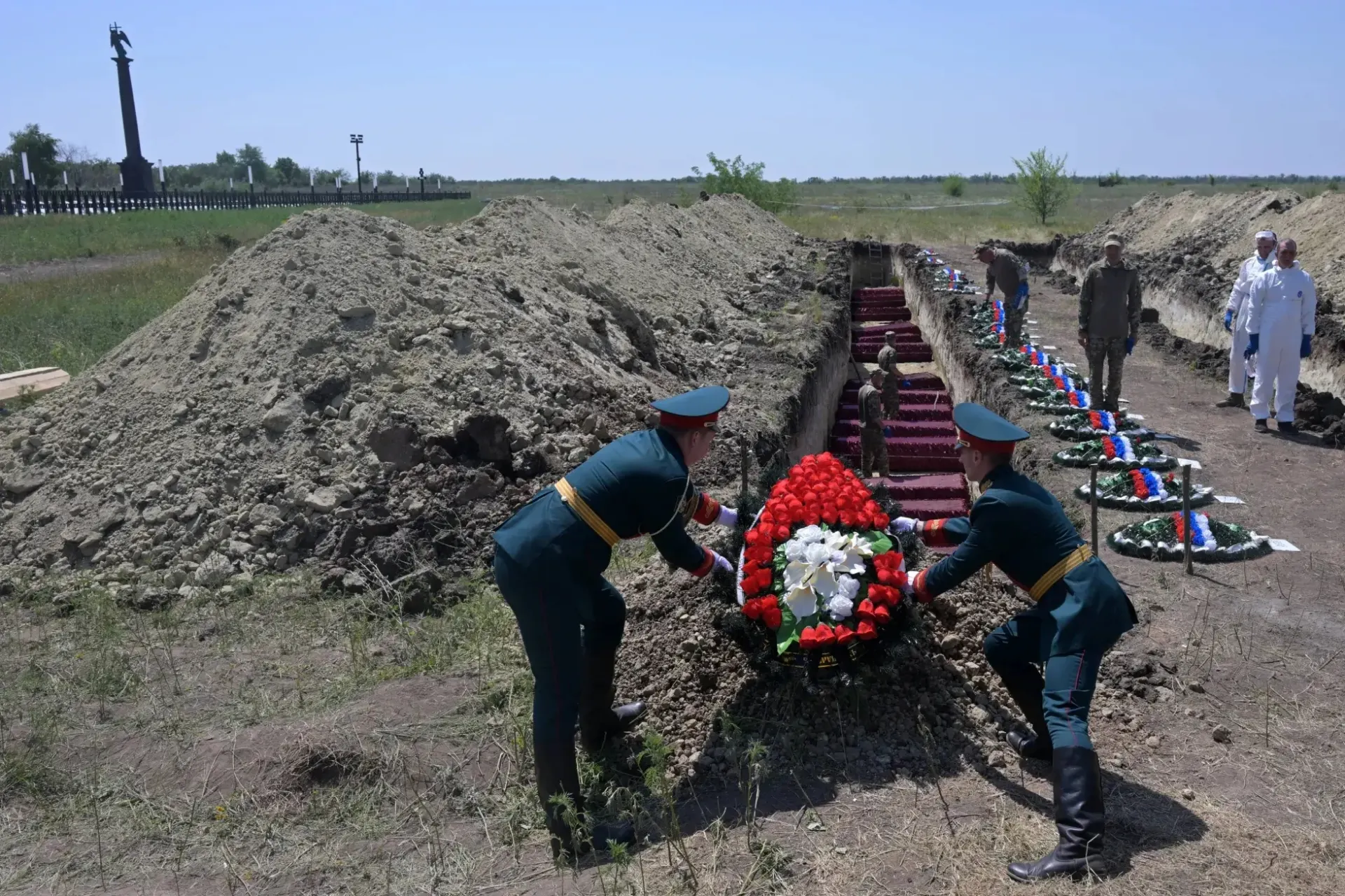 Дела о госизмене возбуждают за тайную съемку могил погибших во время конфликта в Украине. В Ярославской, Томской и Свердловской областях расследуют несколько эпизодов, процесс по итогам — закрытый.