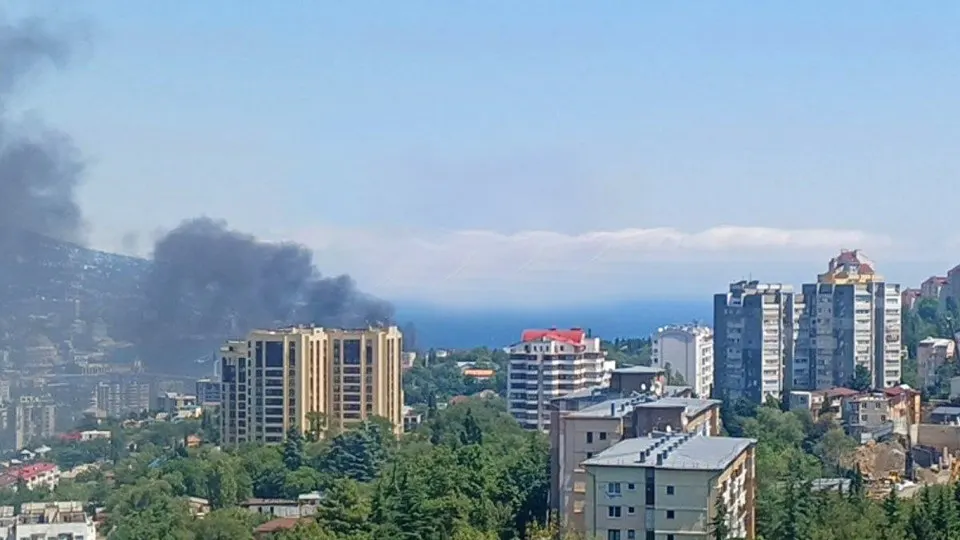 Украина атаковала побережье Ялты с применением морских и воздушных дронов; пожар разгорелся в здании на набережной, власти призвали жителей покинуть район.