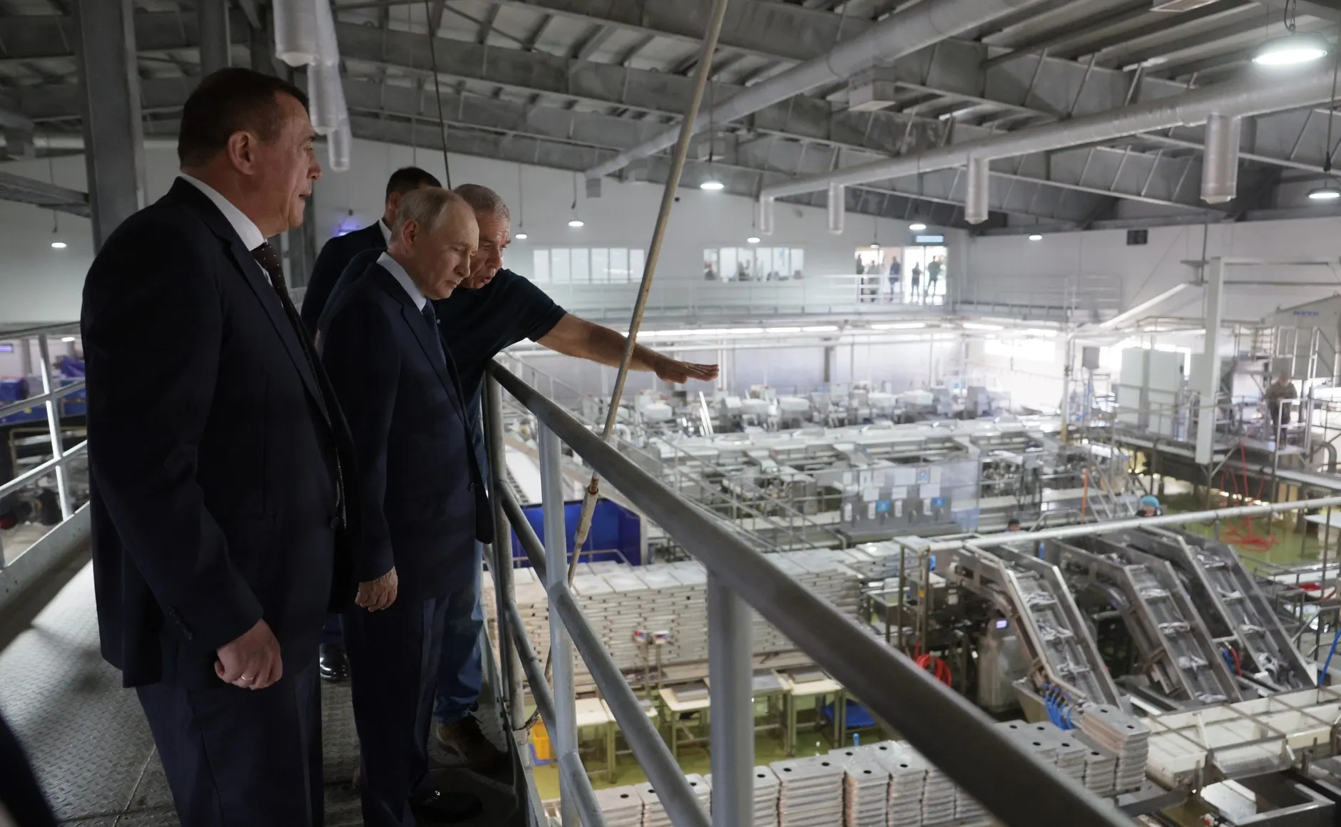 Путин совершил визит на спорную территорию, что вызвало резкую реакцию Японии и новые раунды переговоров о мирном договоре.