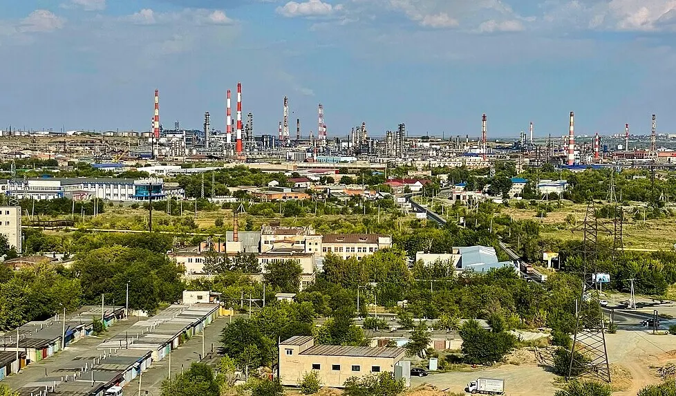 После атаки на Орский НПЗ завод остановился; ремонт может занять до шести месяцев. В регионе введены ограничения на продажу топлива, а Россия наращивает импорт бензина.
