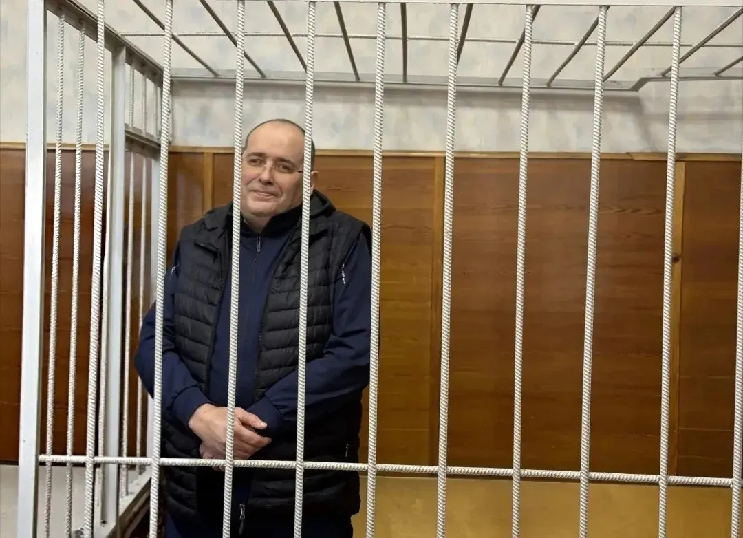 Суд признал бывшего чиновника виновным в получении взятки в особо крупном размере; ему назначили 9 лет колонии строгого режима и штраф, итог — 14 лет по совокупности и крупный штраф.