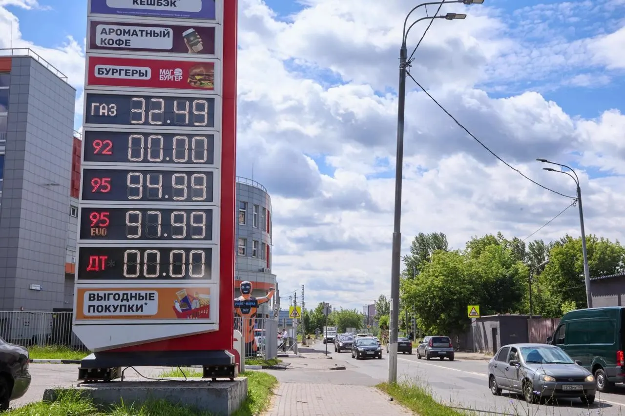 ФАС зафиксировала возбуждение дел и предупреждений к продавцам топлива на фоне резкого роста цен. В отдельных регионах стоимость бензина подскочила на десятки процентов.