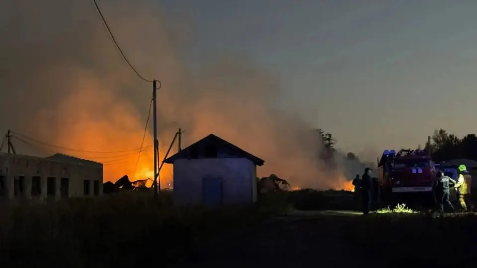 На предприятии в Кубринске произошёл взрыв и пожар, погибли и пропали люди; спасатели работают, объявлен траур.