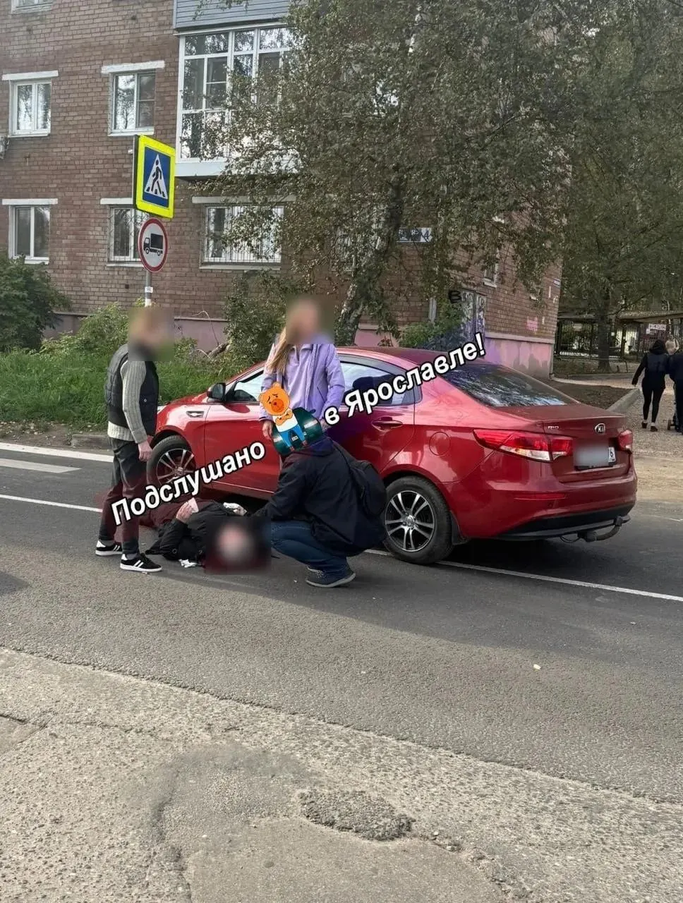 В Ярославле произошло ДТП: пешехода сбил автомобиль Kia возле переулка Герцена, 4. На кадрах видно толпу очевидцев.