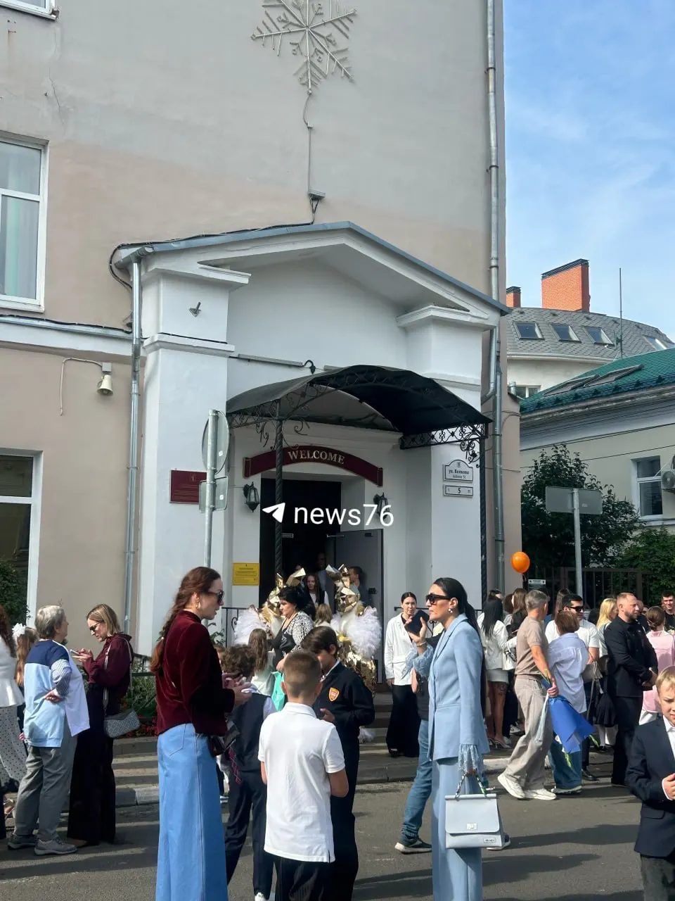 Праздник Дня знаний начинается в 11:00 у школы №4 в Ярославле. Жители обсуждают прошедшие линейки и настроение праздника.