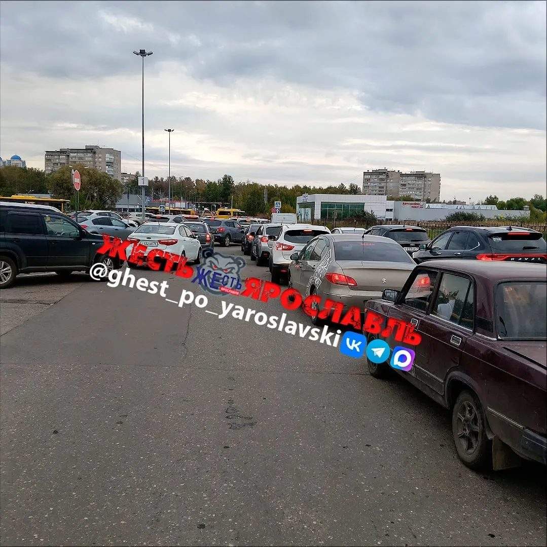 На трассе возле Вернисажа образовалась пробка: автомобилисты стоят в длинной колонне, движение затруднено.