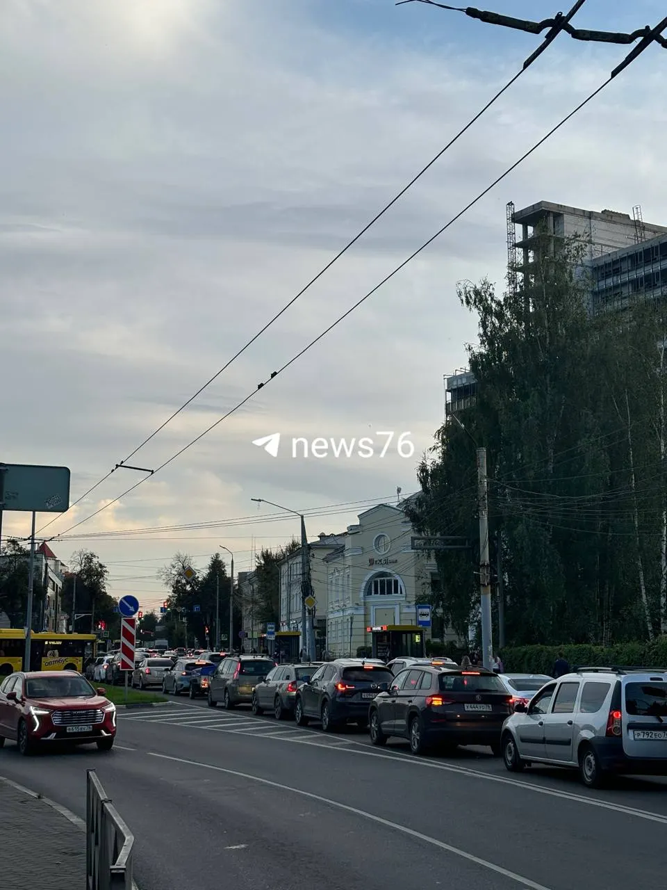 Два ДТП отмечены на карте вблизи Октябрьской площади; движение затруднено в направлении центра города.