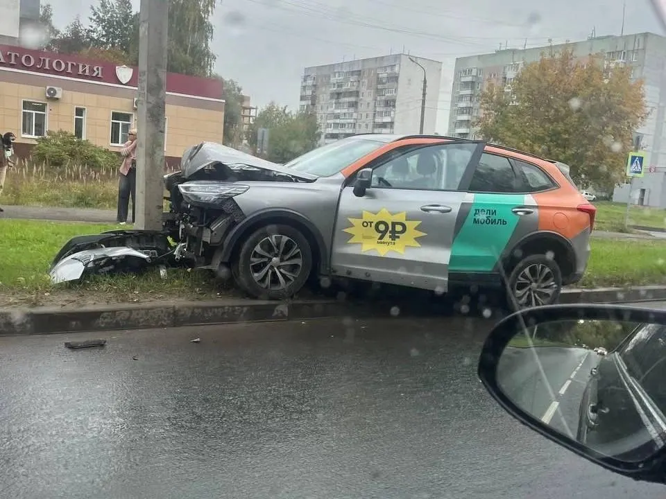18-летний водитель на каршеринге в Ярославле врезался в столб на перекрёстке Красноборской и Саукова; пострадал только арендованный автомобиль «Хавал», ремонт может оплатить водитель при отсутствии страховки.