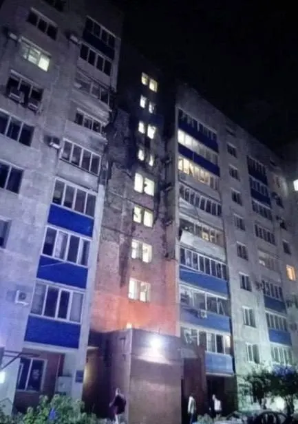 За ночь уничтожено 516 беспилотников над регионами России; зафиксированы повреждения в порту Усть-Луга и жилом доме в Новокуйбышевске. Также сообщается об атаках в Самарской области и Белгородской области, а Киев подвергся ударам.