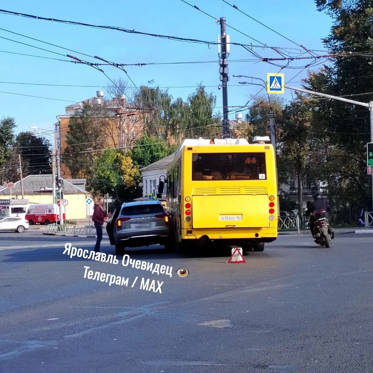 Утром на Красной площади Ярославля произошло ДТП: автобус столкнулся с автомобилем Haval. По данным полиции, пострадавших нет, образовался затор.