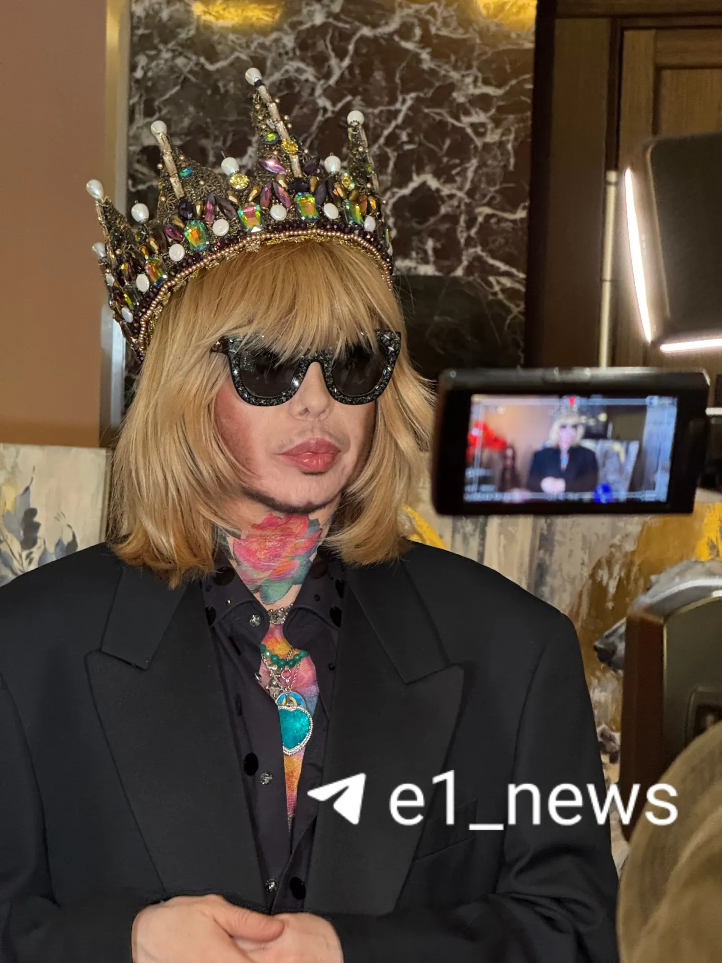 На фестивале моды обсуждали развитие отечественной индустрии: на сцене выступали звезды и проходило вручение дипломов участникам. Мероприятие подчеркнуло поддержку российского производства в модной отрасли.