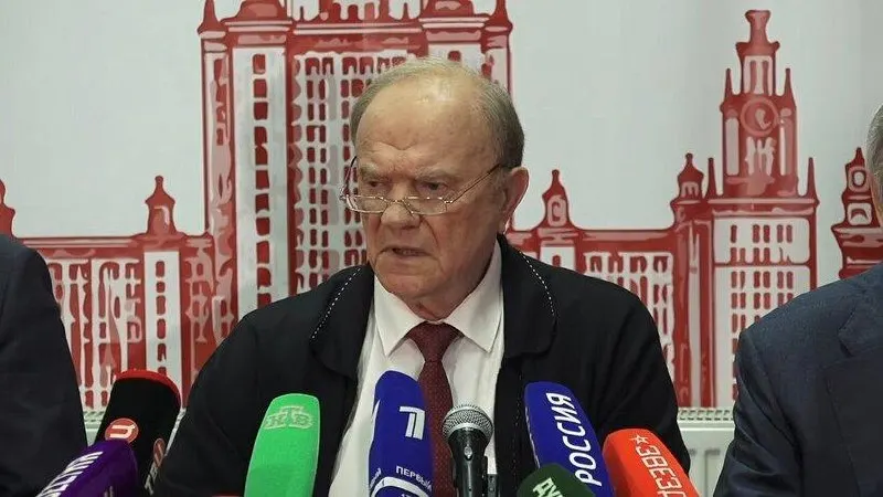 Лидер КПРФ Геннадий Зюганов призвал сменить экономическую политику, заявив об экономическом и технологическом отставании, росте тарифов и социальной напряженности.