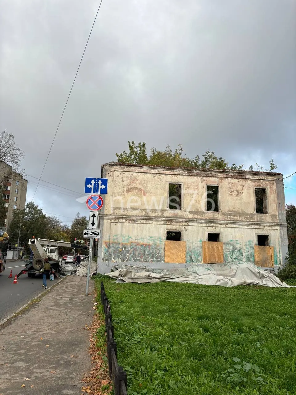 На улице Советской в Ярославле снесли заброшенное здание. По плану на его месте возведут семиэтажный деловой центр с подземной парковкой.