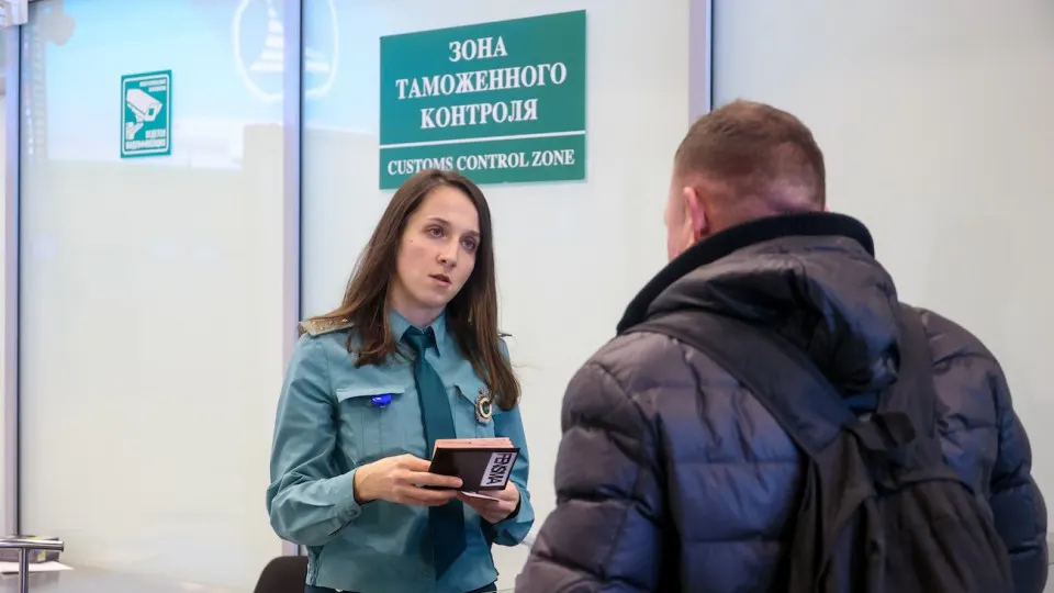 Новые правила касаются вывоза золота в слитках и наличности в долларах. Введены сроки вступления и требования к документам, усиливается контроль за движением денежных средств.