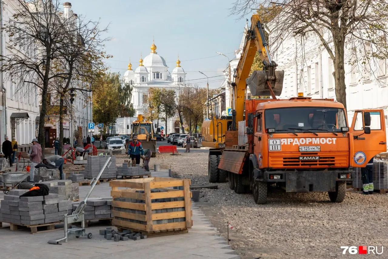 Сроки по обновлению главной пешеходной улицы Ярославля сохраняются: к 1 октября центр города должен выглядеть обновлённым.