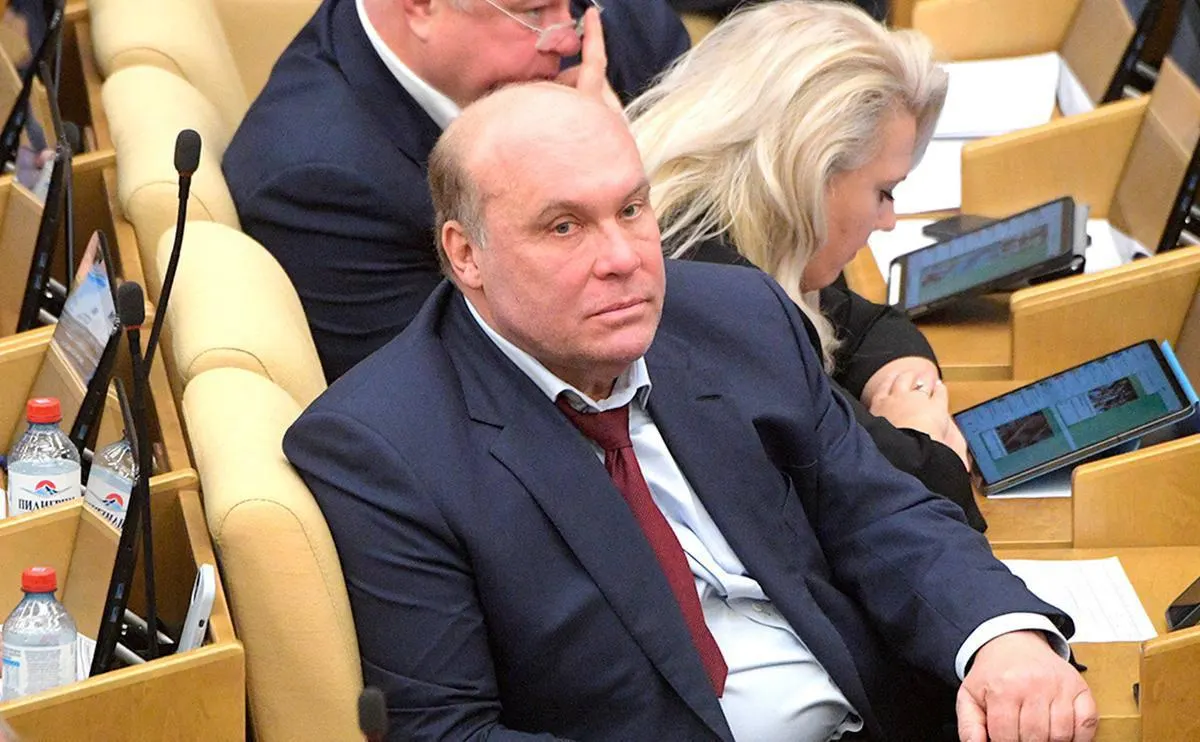 Депутат Андрей Колесник назвал сообщения о возможной мобилизации слухами и заявил, что их распространяют иностранные спецслужбы для запугивания россиян.