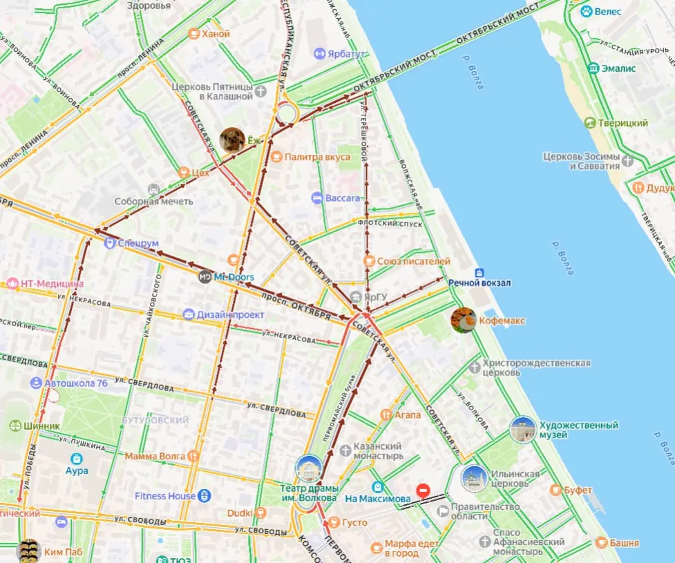 Очевидцы сообщают об аварии на Октябрьском мосту; движение затруднено в центре города.
