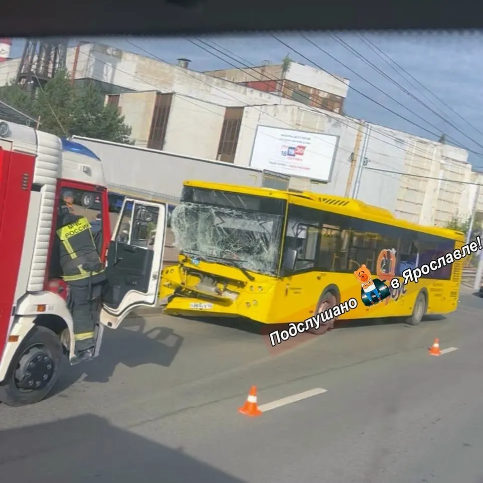 Водителя увезли в больницу; пассажиры не обращались за медицинской помощью. Очевидцев просят сообщать дополнительные сведения полиции.