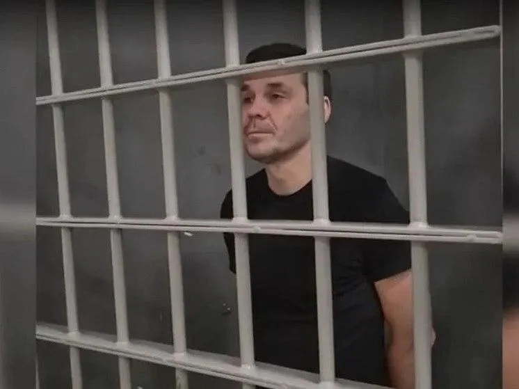 48-летний россиянин с двойным гражданством осуждён за госизмену к 14 годам колонии, штрафу и ограничениям свободы; дело связано с переводами денежных средств на поддержку ВСУ.